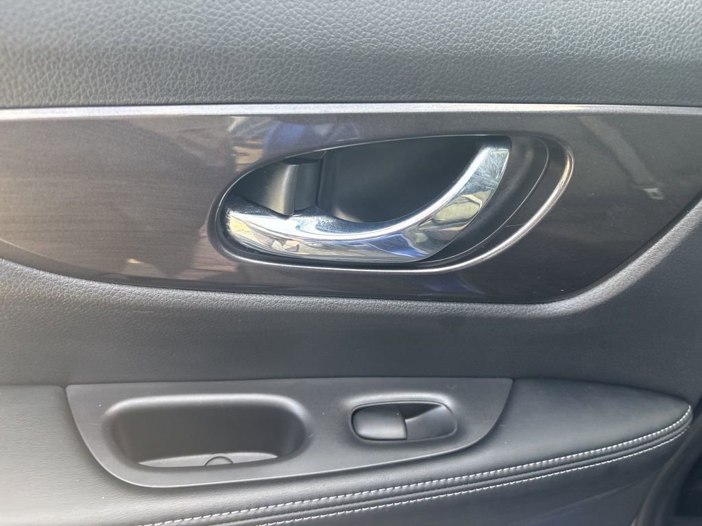 Used 2019 Nissan Rogue SV w/ Sun & Sound Touring Package image 22