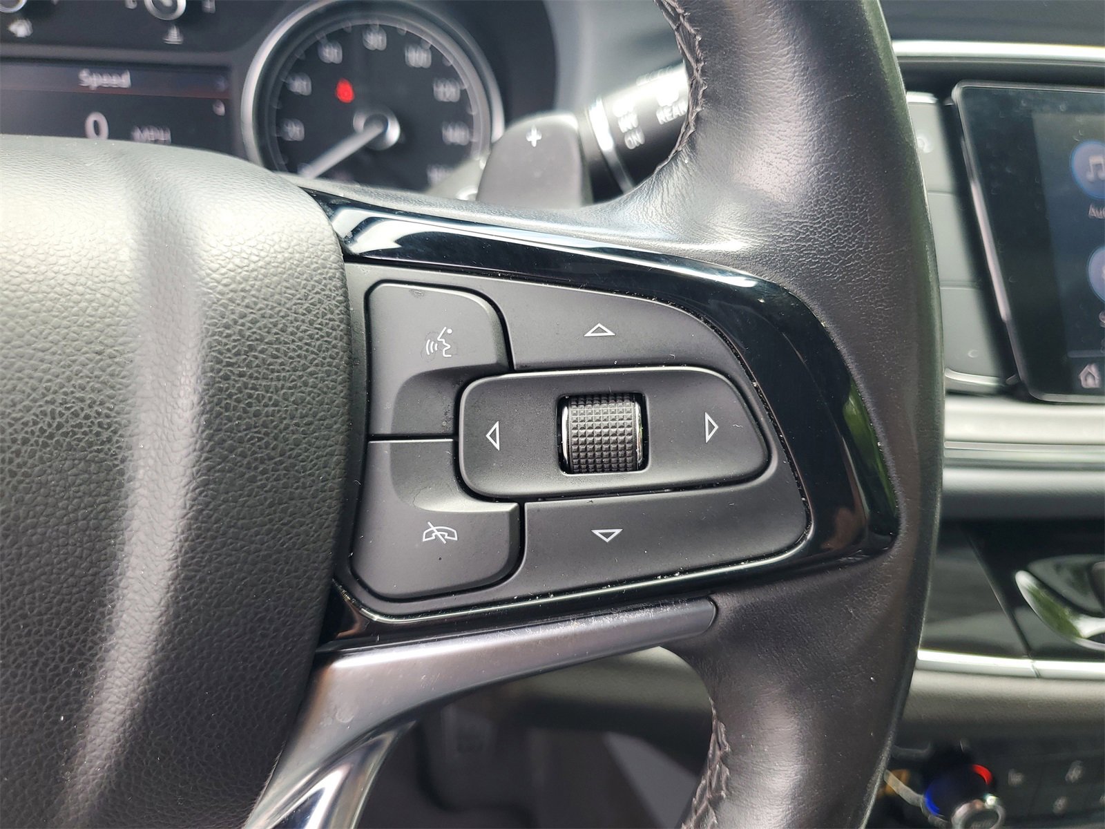 Used 2022 Buick Enclave Essence image 12