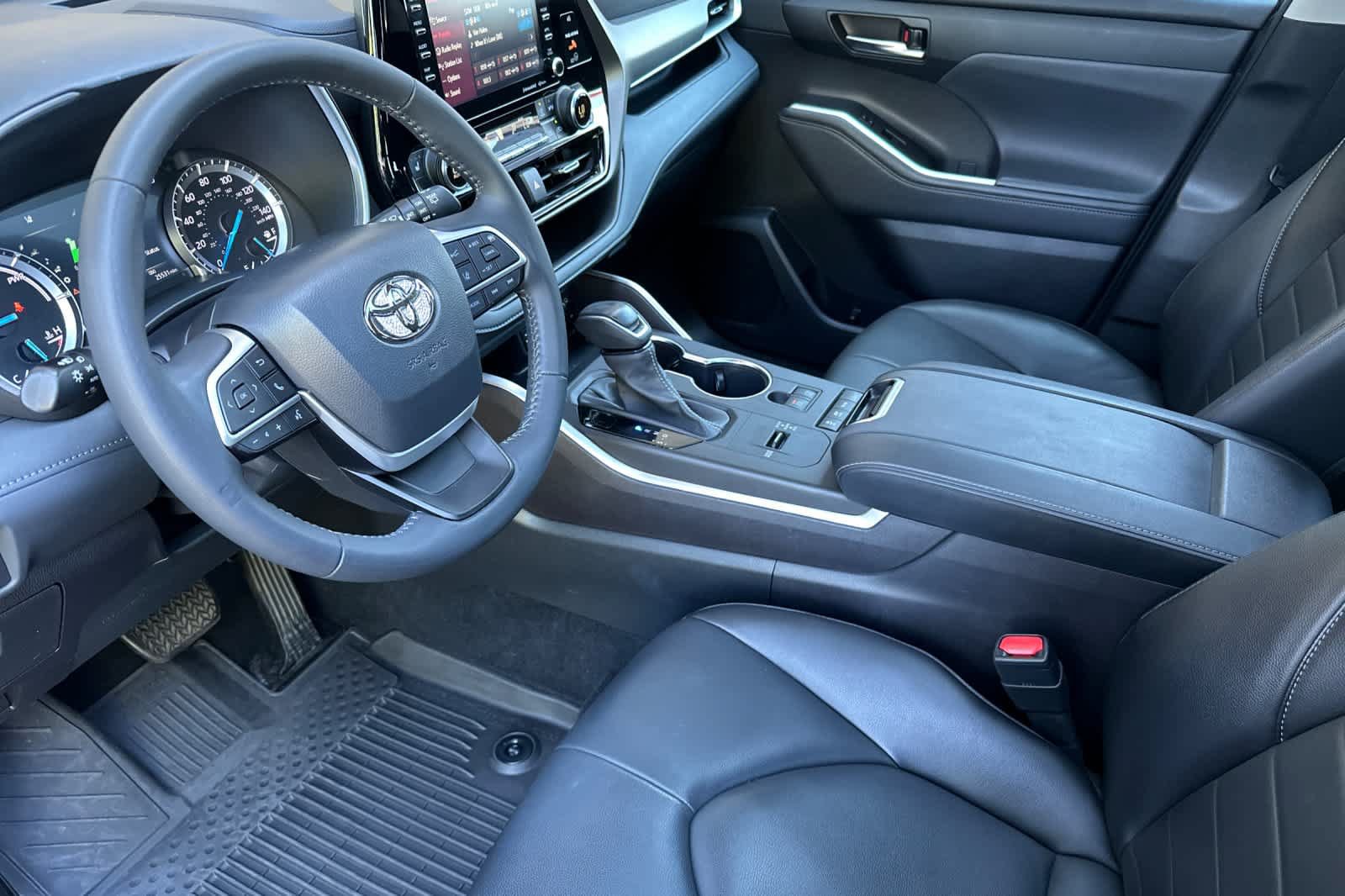 Used 2022 Toyota Highlander XLE AWD/4WD image 11
