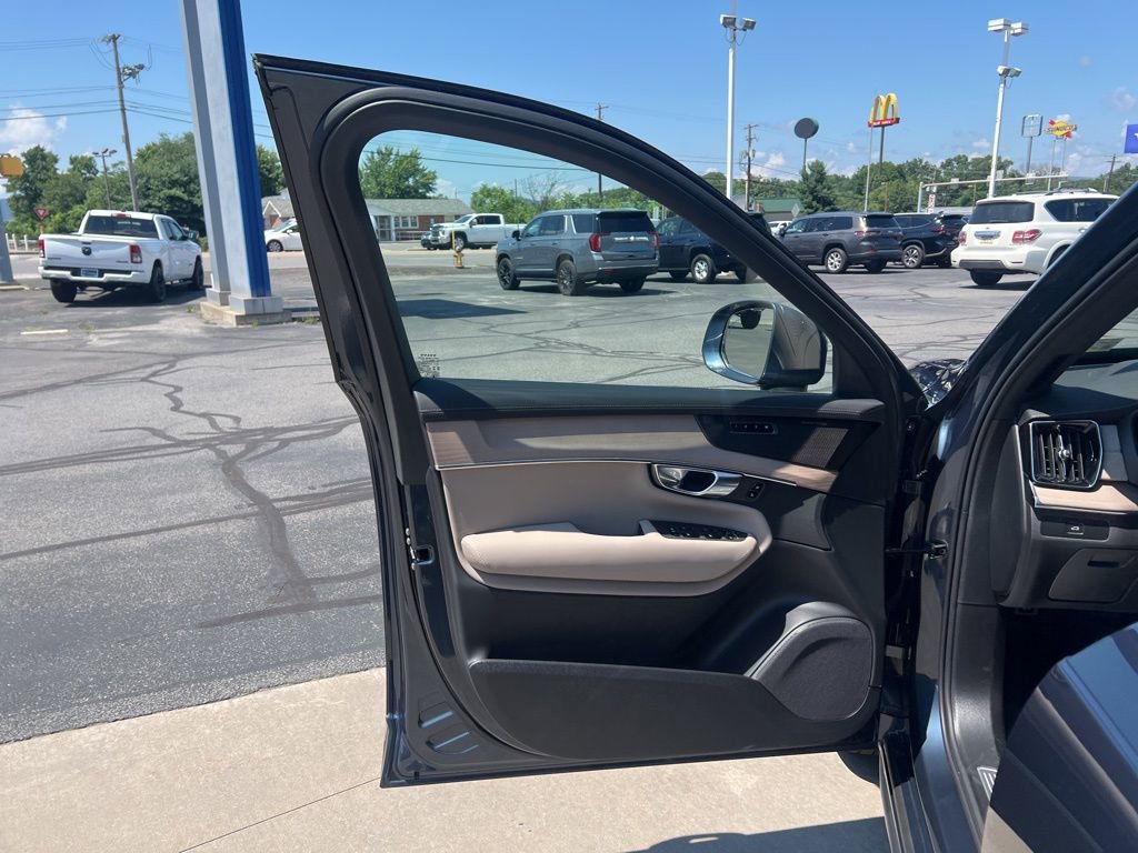 New 2026 Volvo XC90 B6 Plus w/ Protection Package Premier image 11