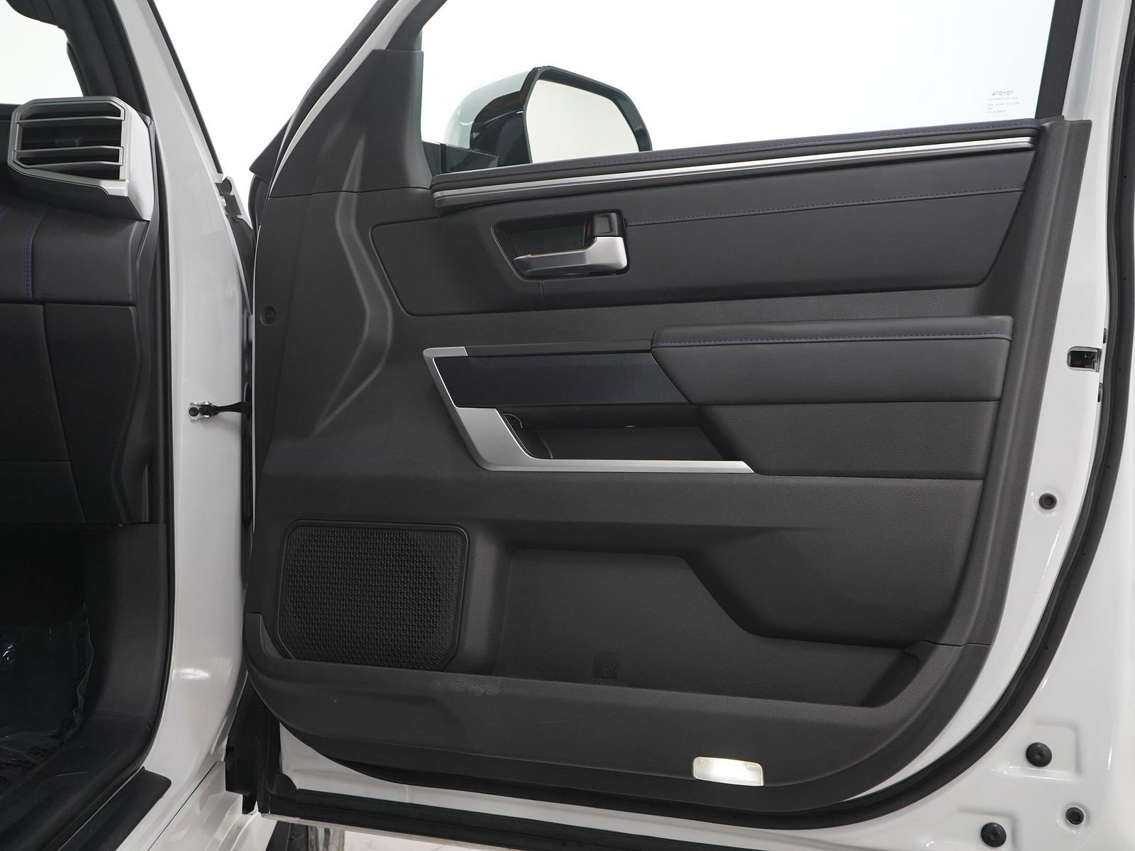 Used 2025 Toyota Sequoia Platinum AWD/4WD image 9