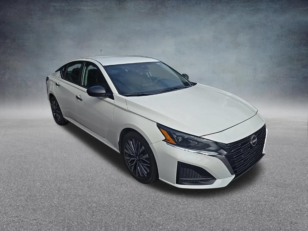 Used 2025 Nissan Altima 2.5 SV FWD image 2