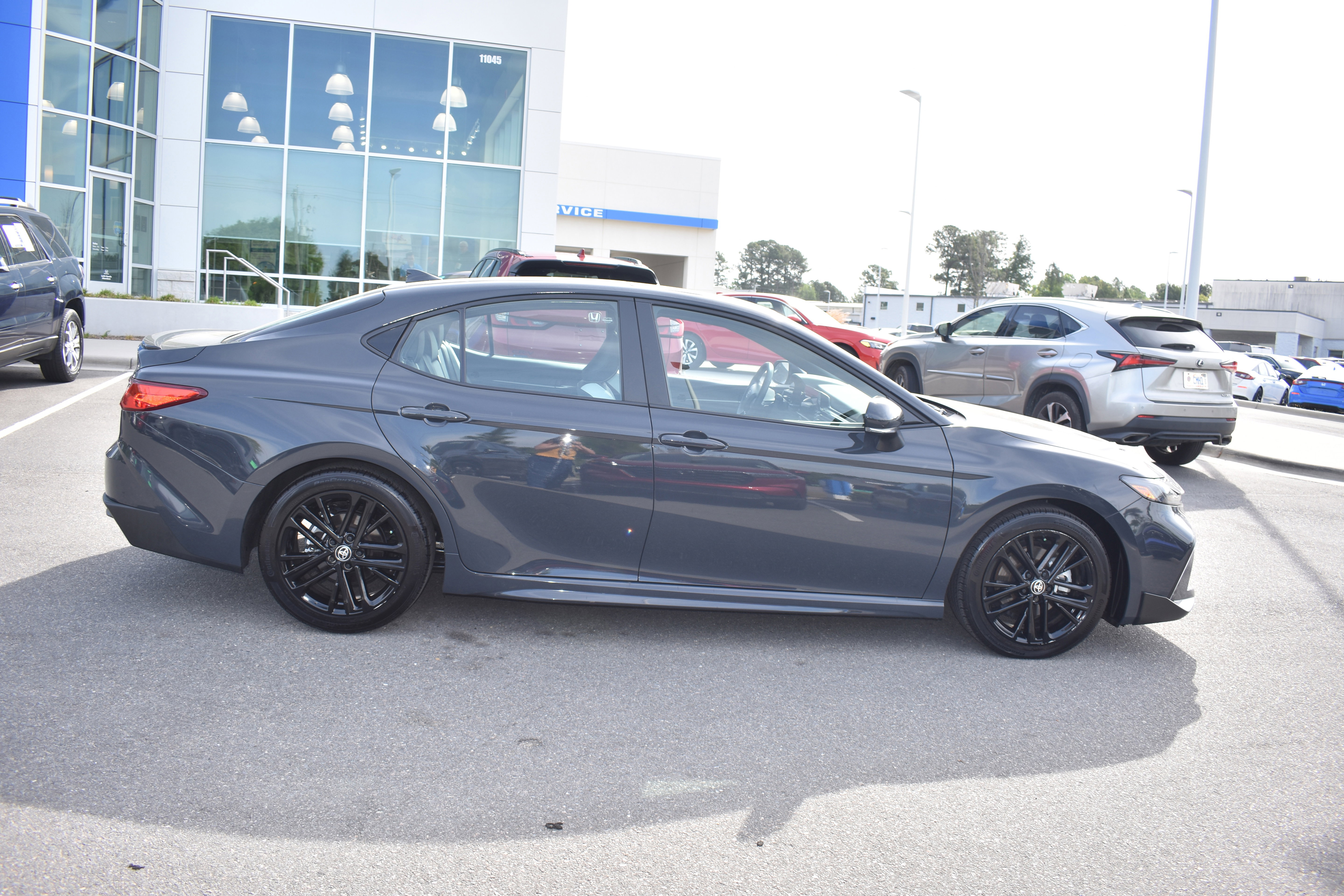 Used 2025 Toyota Camry SE image 10