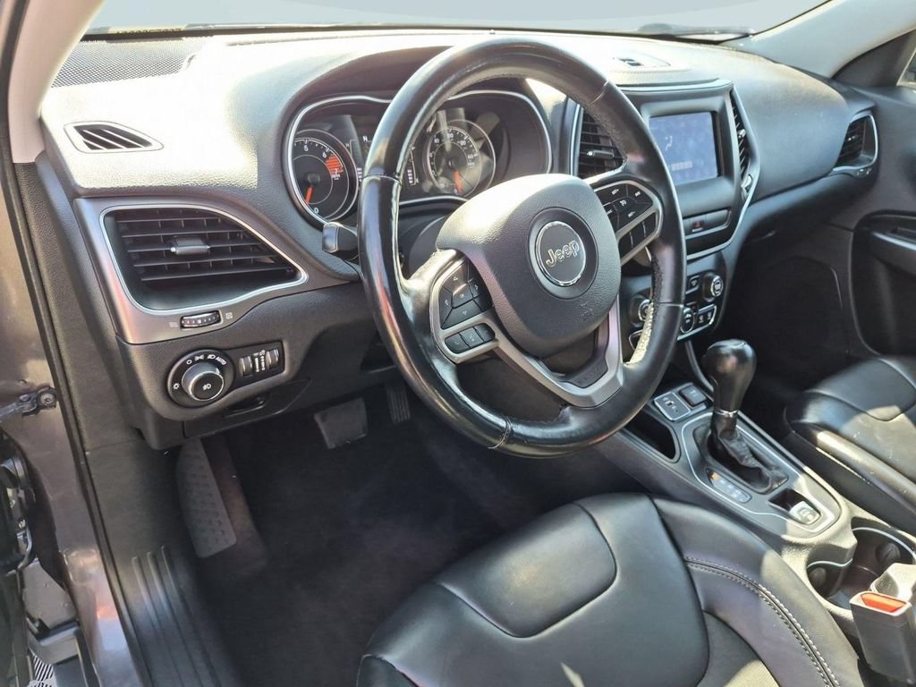 Used 2019 Jeep Cherokee Latitude Plus FWD image 13