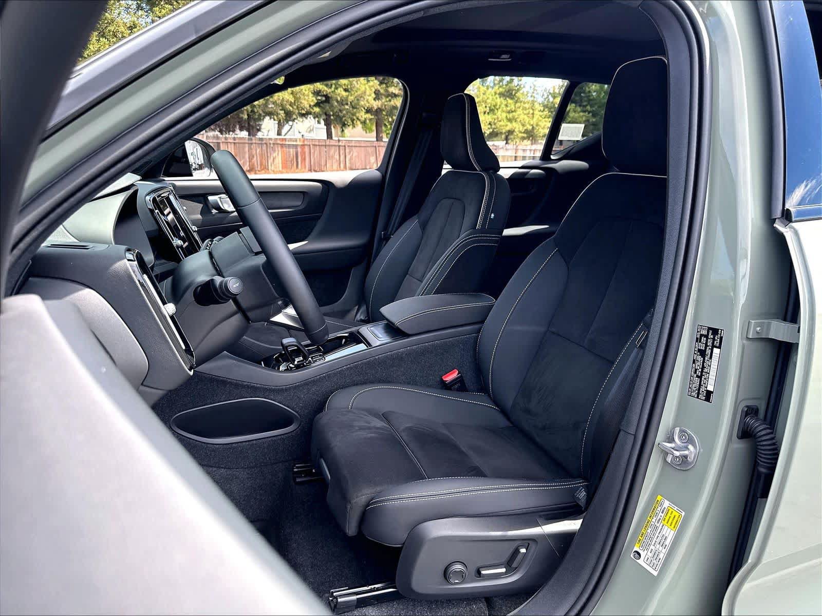 Used 2023 Volvo XC40 Recharge Plus w/ Protection Package Premier AWD/4WD image 28