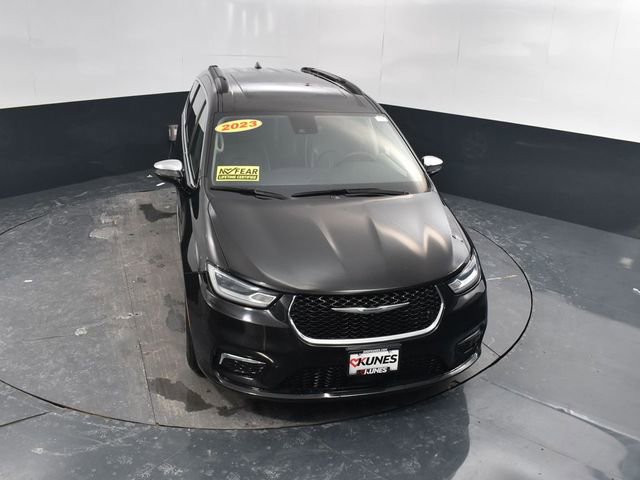 Used 2023 Chrysler Pacifica Limited FWD image 40