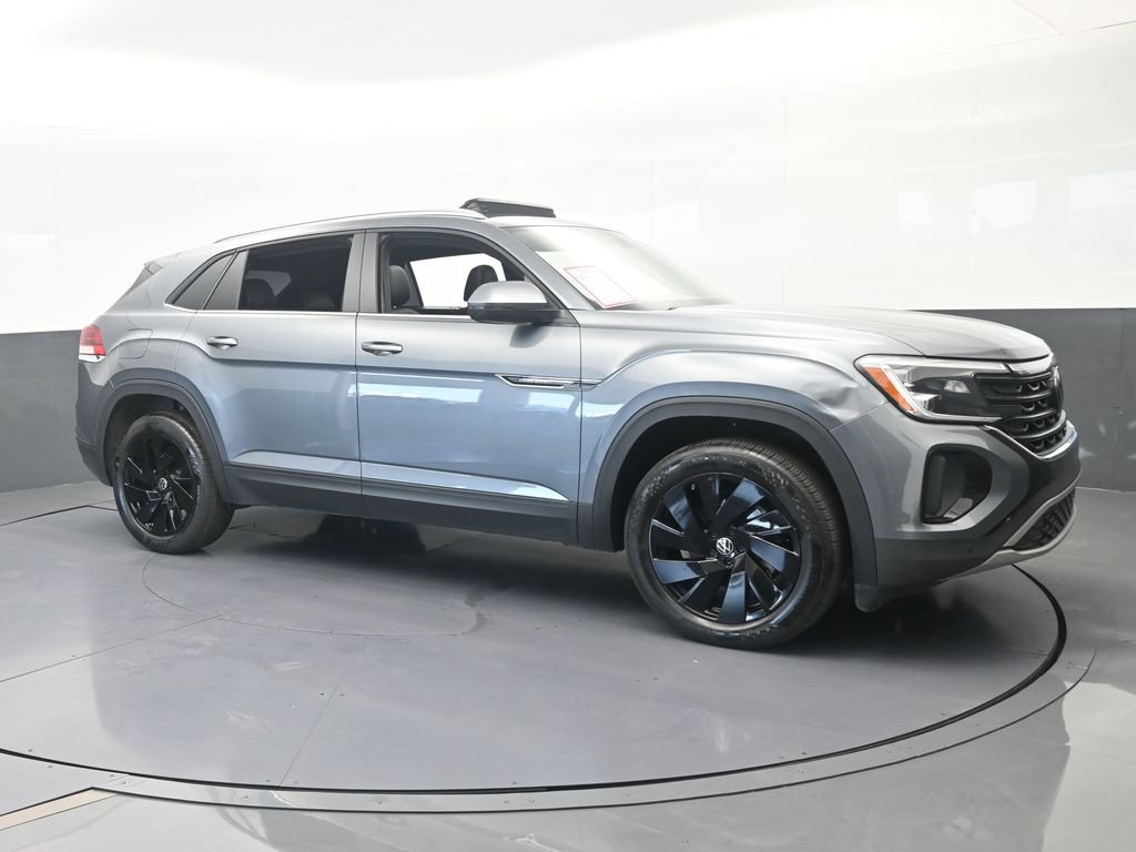 Used 2025 Volkswagen Atlas Cross Sport SE w/ Panoramic Sunroof Package FWD image 8