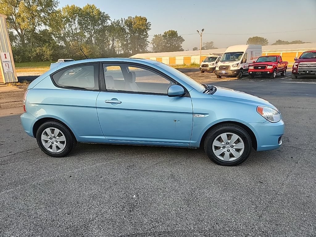 Used 2010 Hyundai Accent GS w/ Premium Pkg 3 FWD image 4