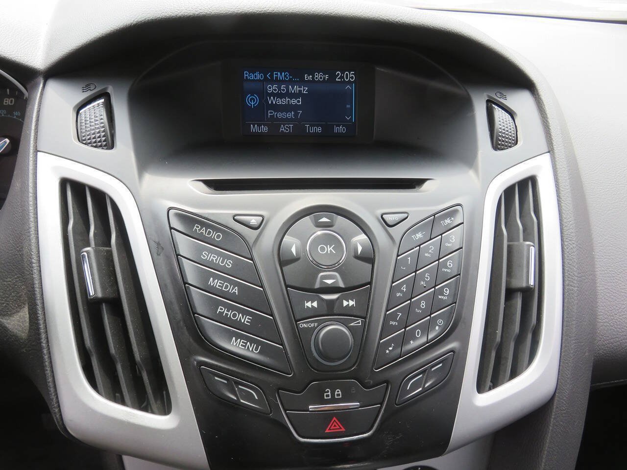 Used 2014 Ford Focus SE w/ Equipment Group 201A FWD image 17