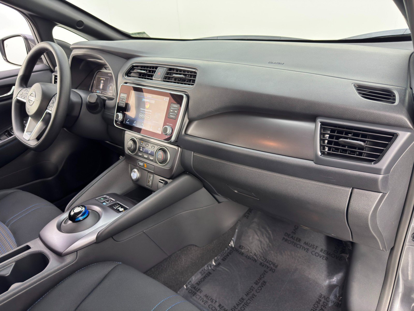 Used 2025 Nissan Leaf S image 12