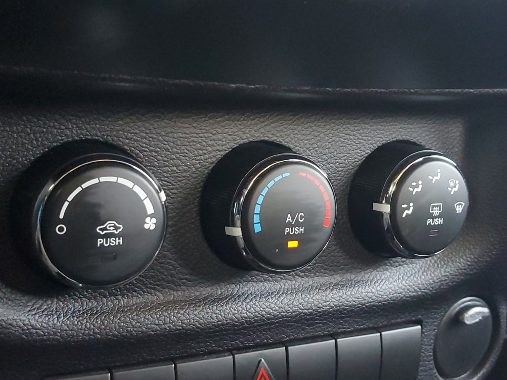 Used 2015 Jeep Wrangler Unlimited Sport w/ Connectivity Group AWD/4WD image 30