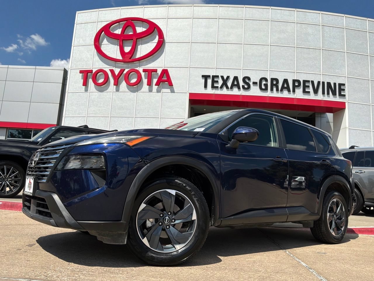 Used 2025 Nissan Rogue SV AWD/4WD image 2