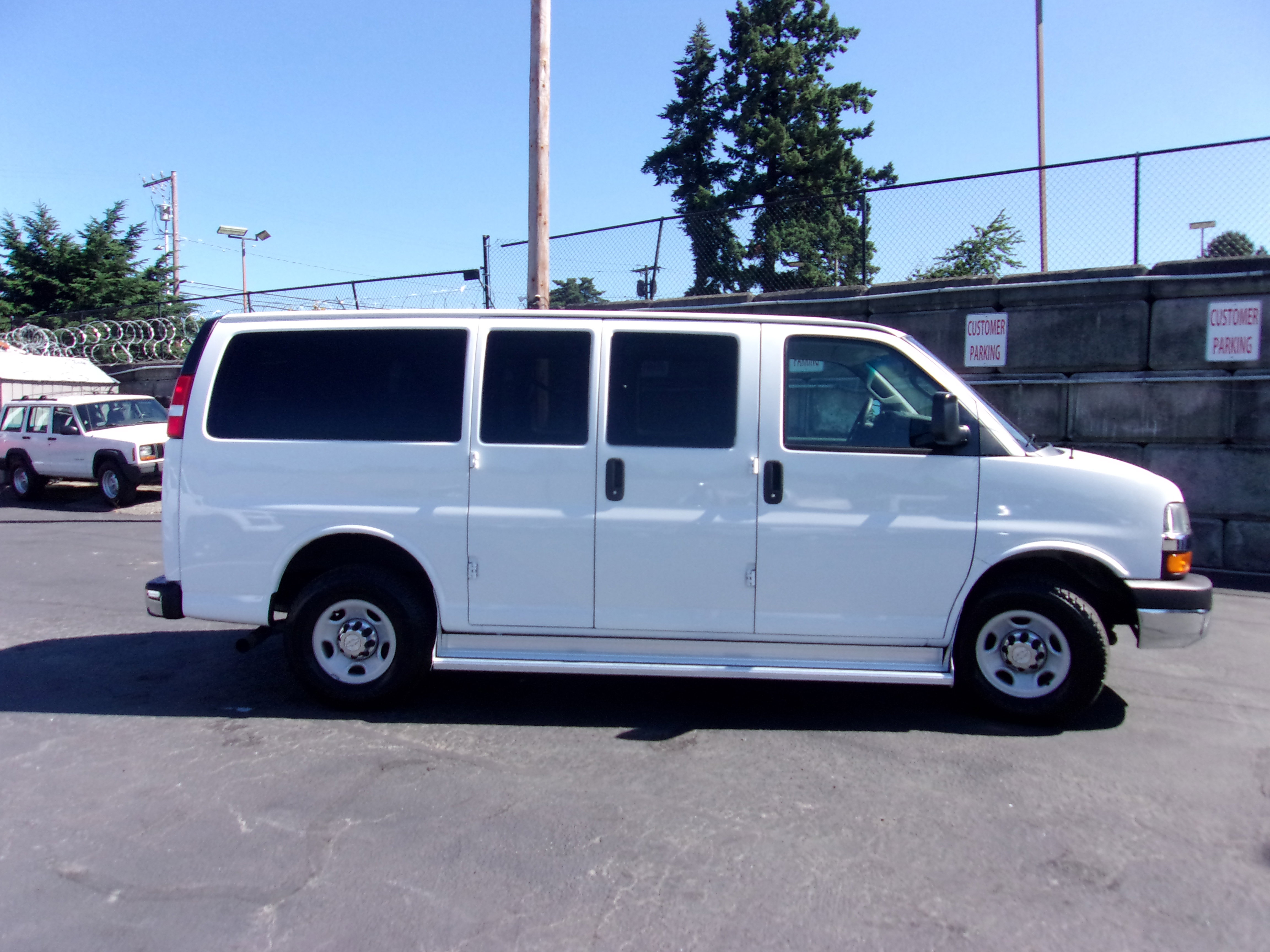 Used 2016 Chevrolet Express 3500 LT w/ LT Preferred Equipment Group image 9
