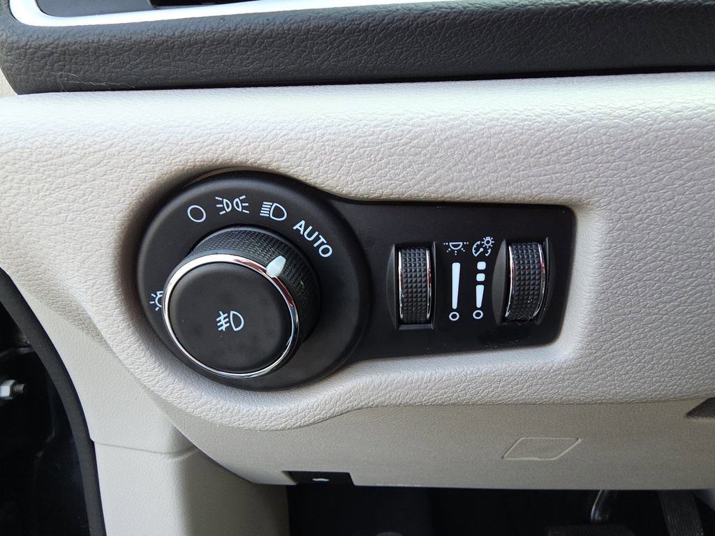 Used 2023 Chrysler Pacifica Touring-L image 20