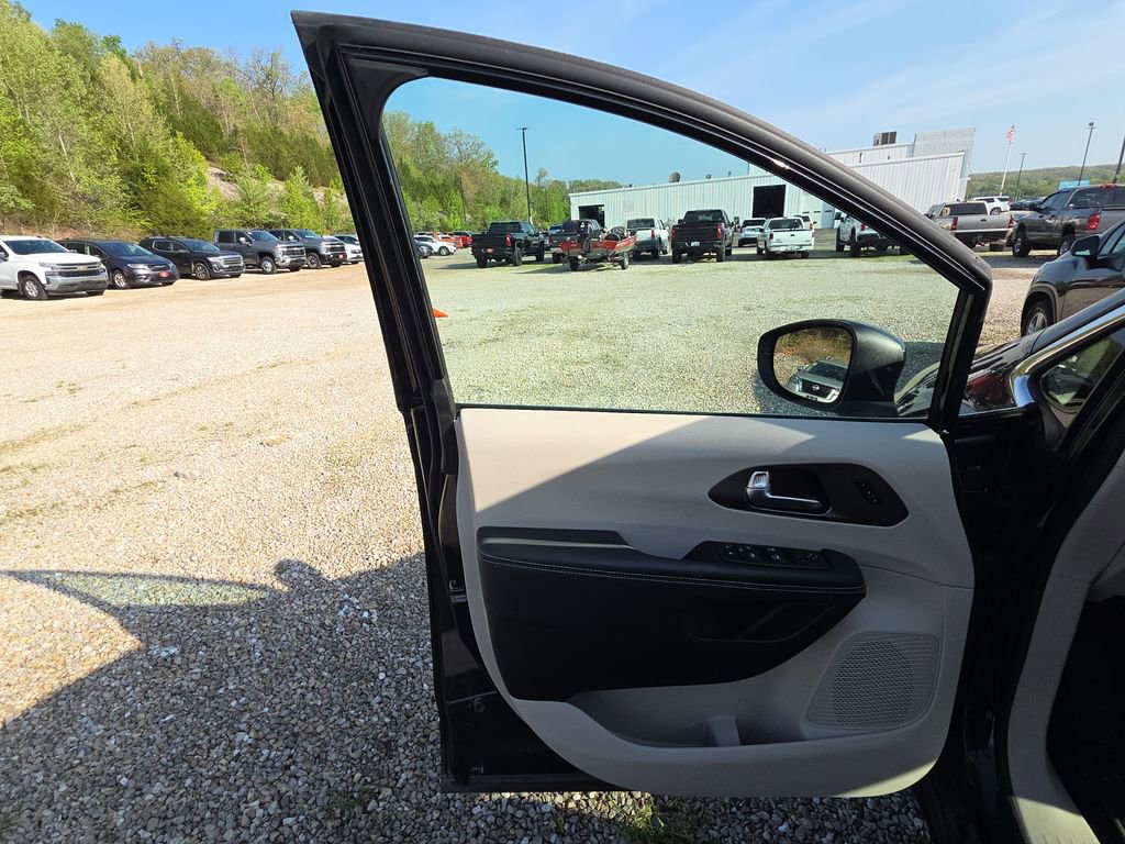 Used 2023 Chrysler Pacifica Touring-L image 7