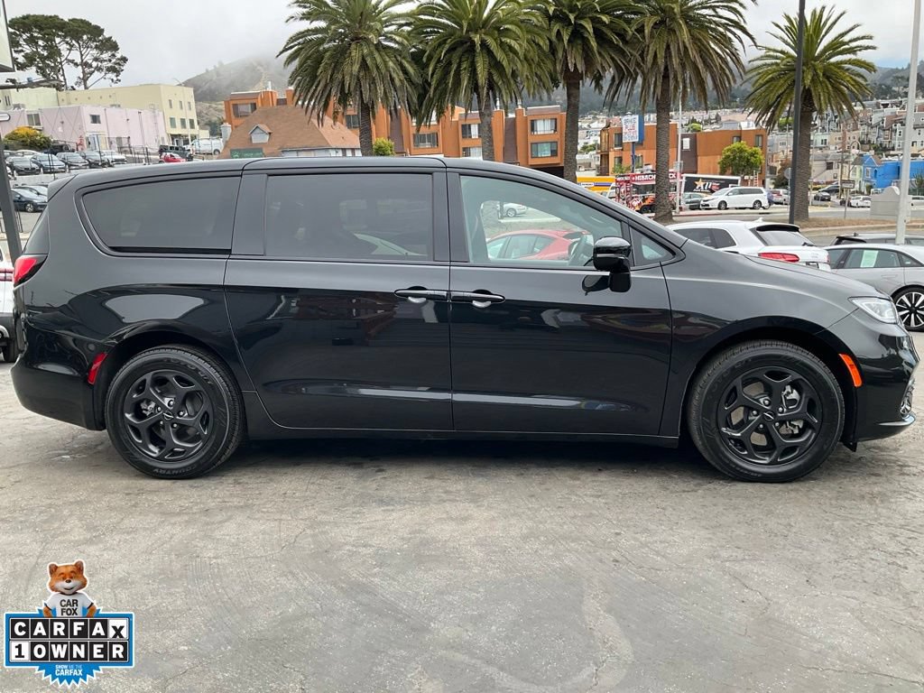 Used 2023 Chrysler Pacifica Limited w/ Uconnect Theater Family Group FWD image 3