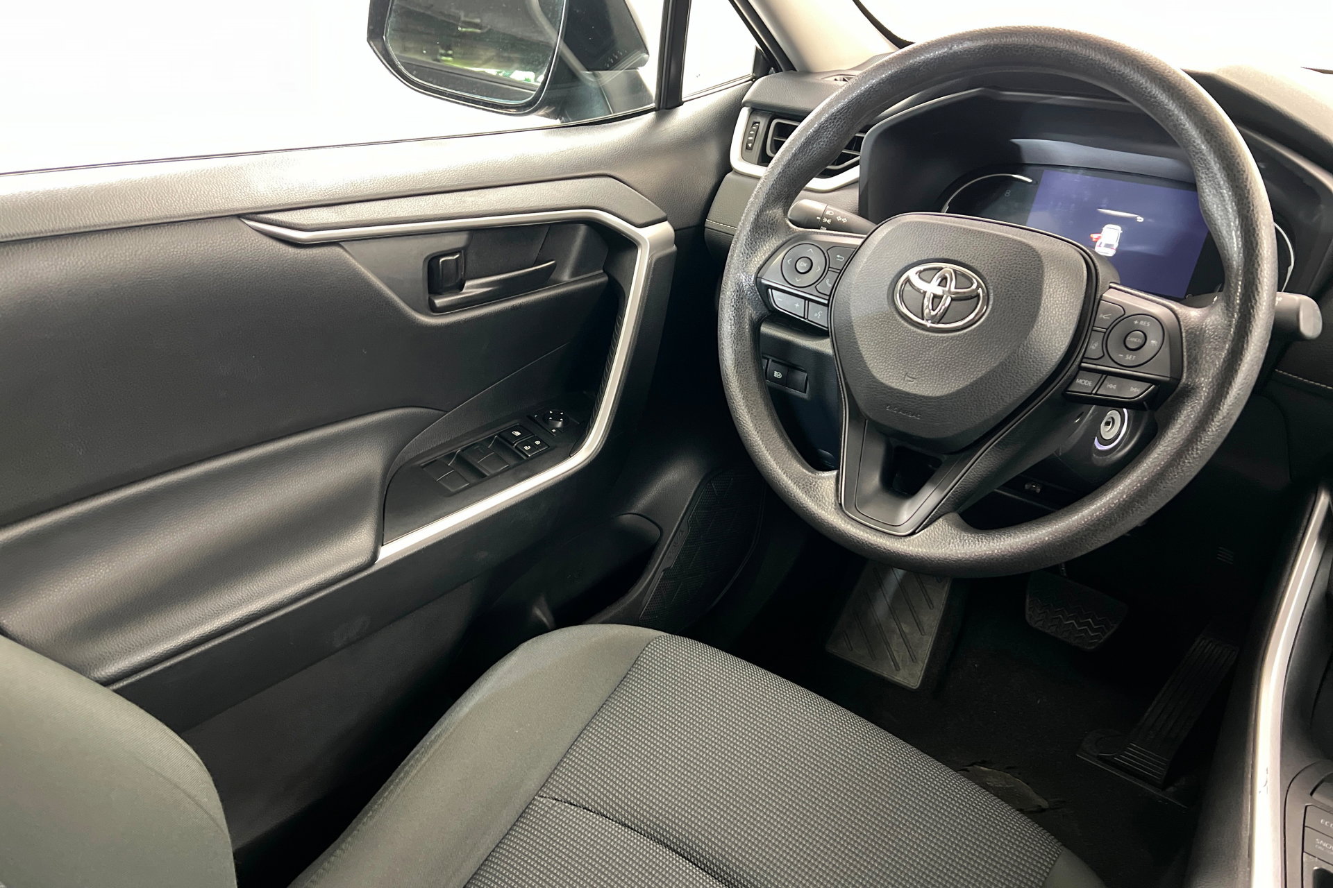 Used 2024 Toyota RAV4 LE image 12