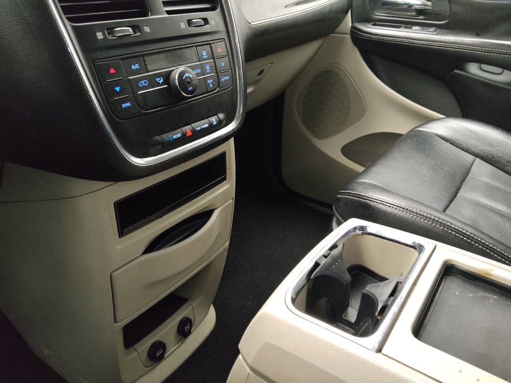 Used 2016 Chrysler Town & Country Touring image 26