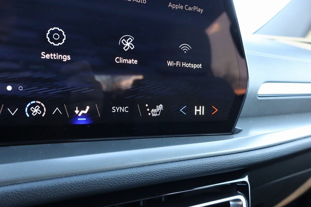 Used 2025 Chevrolet Traverse LT w/ Driver Confidence Package image 12