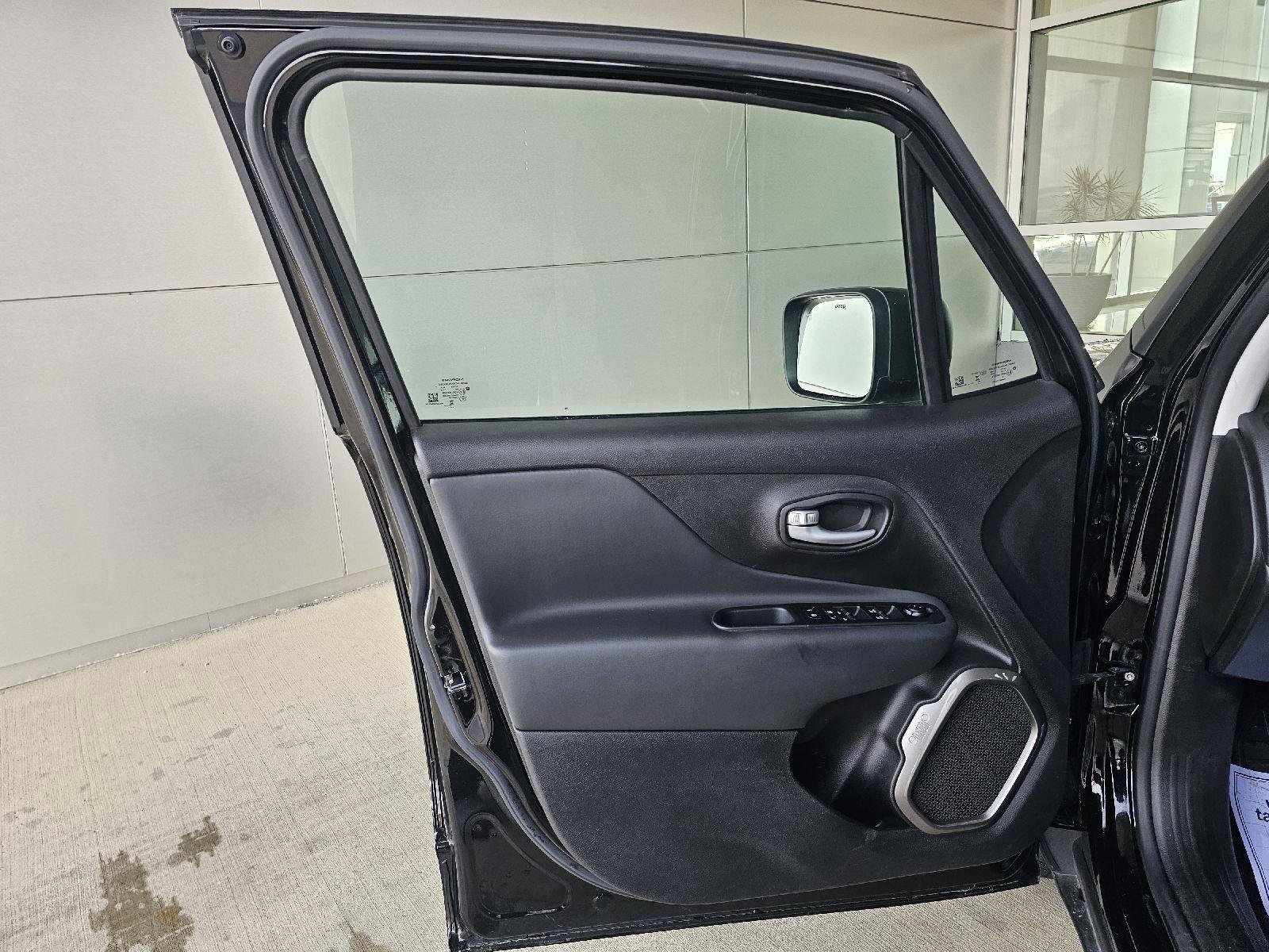Used 2023 Jeep Renegade Latitude image 18