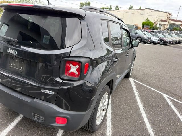 Used 2017 Jeep Renegade Latitude FWD image 8