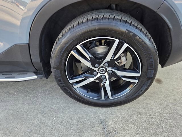 Used 2023 Volvo XC40 B5 Core image 11