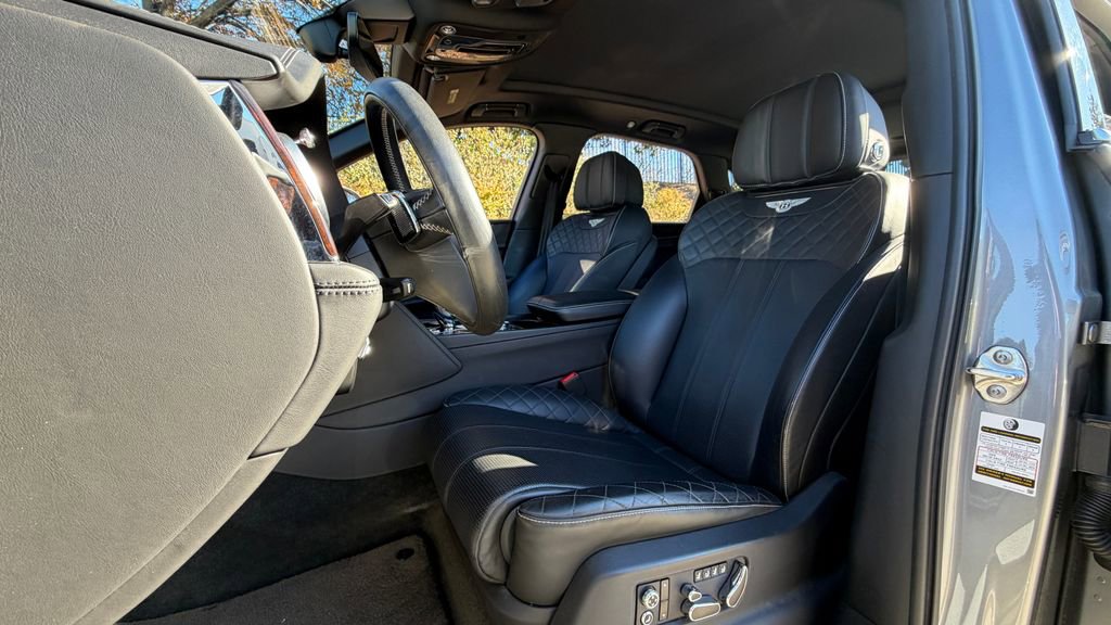 Used 2018 Bentley Bentayga image 16