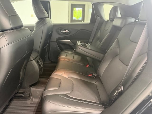 Used 2022 Jeep Cherokee Latitude Lux w/ Mopar Interior Package AWD/4WD image 27