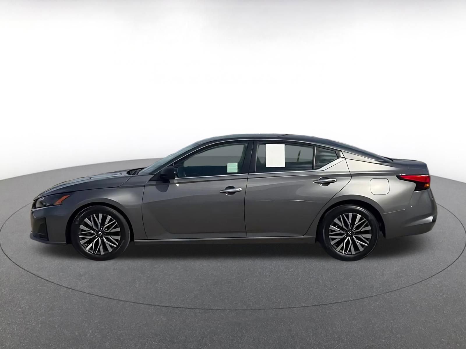 Used 2024 Nissan Altima 2.5 SV image 8