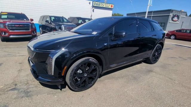 Used 2025 Cadillac Optiq Sport 2 w/ LPO, ONYX Package AWD/4WD image 4
