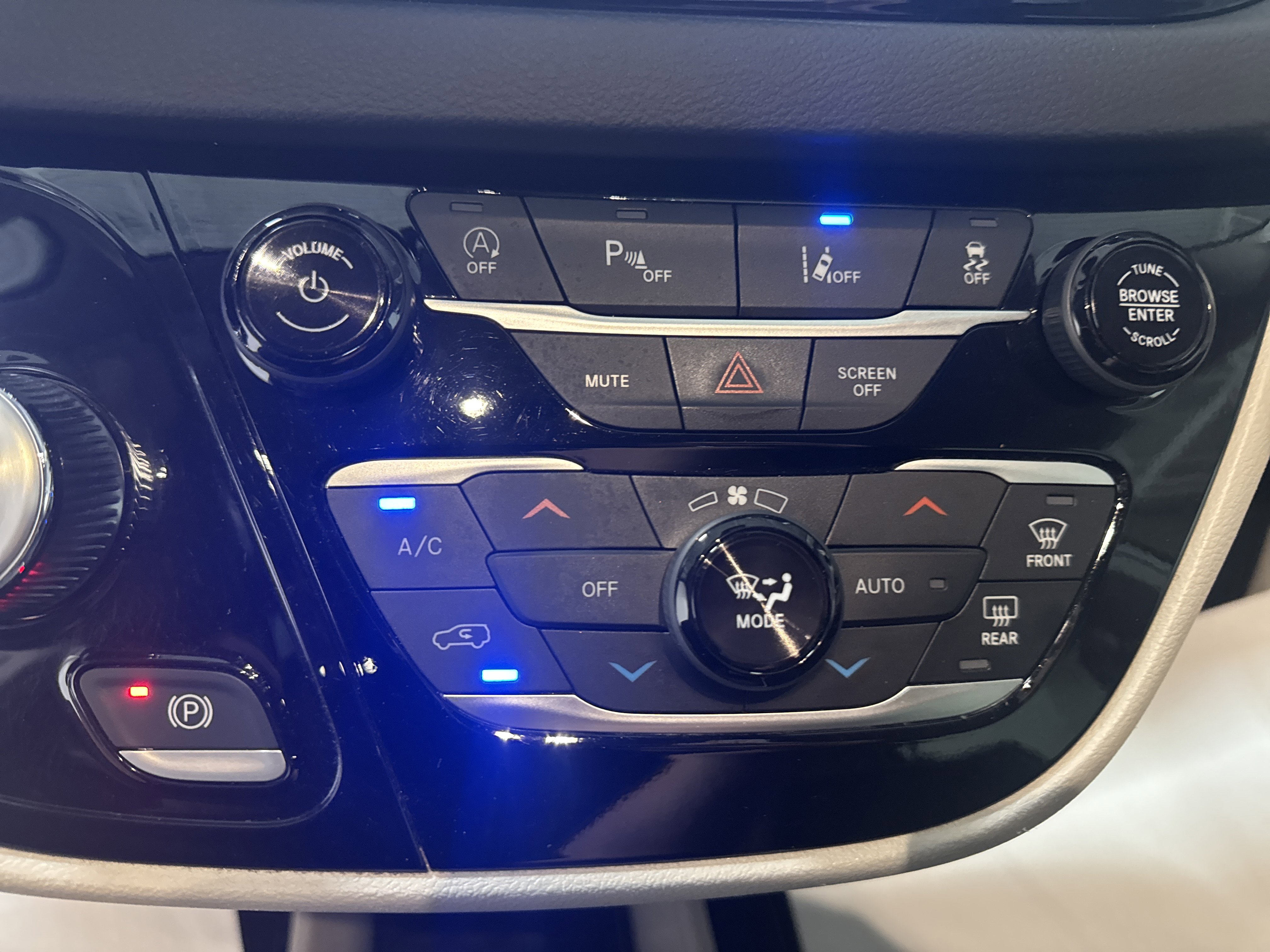 Used 2024 Chrysler Pacifica Touring-L image 23