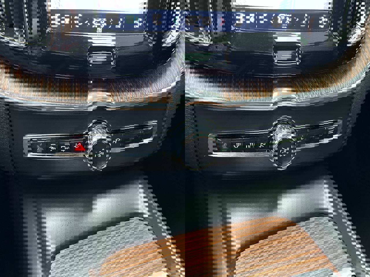 Used 2024 Volvo XC60 B5 Plus image 20