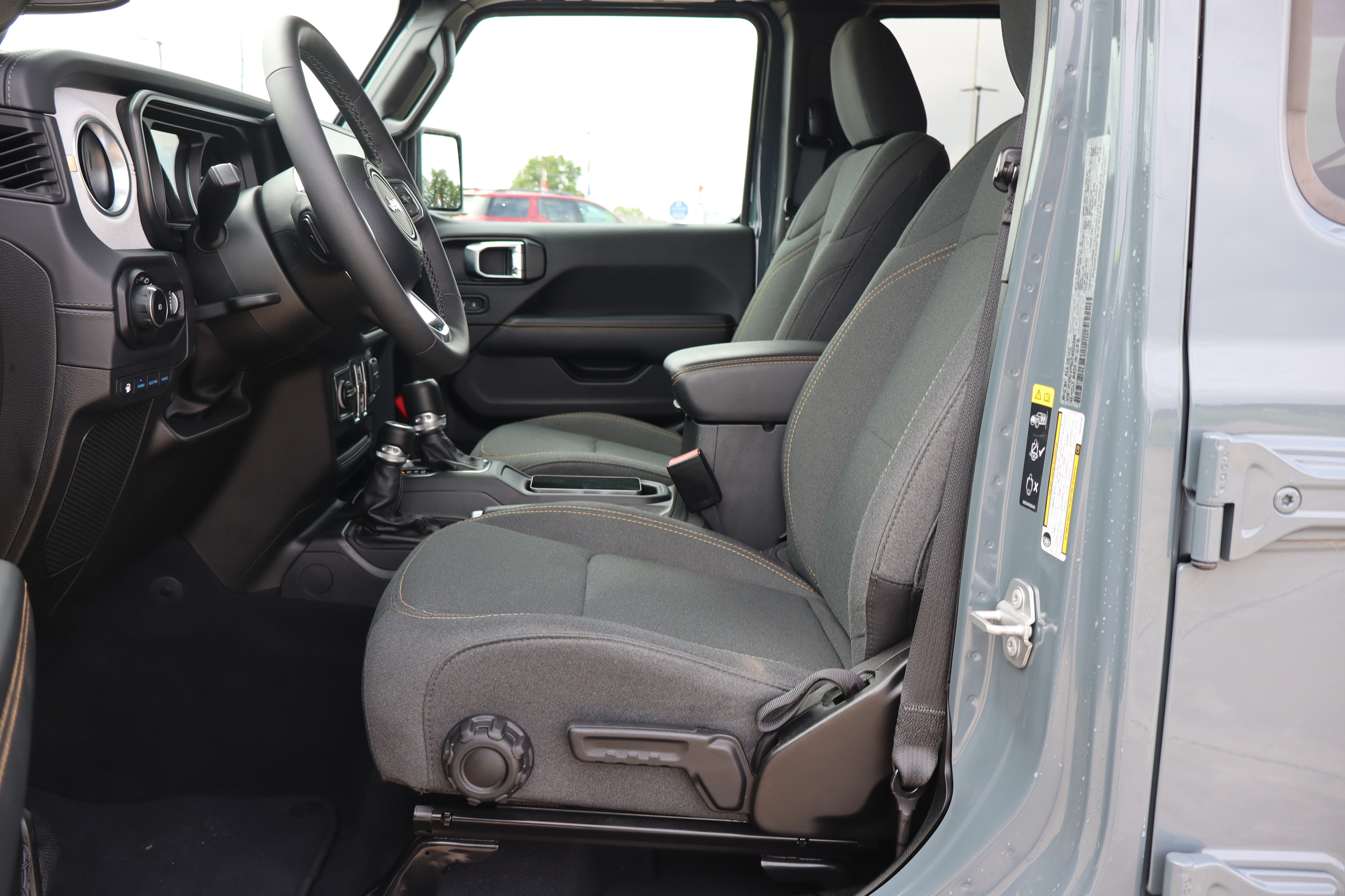 Used 2025 Jeep Wrangler Unlimited Sahara AWD/4WD image 9