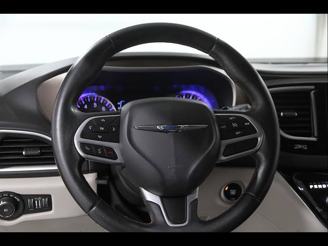 Used 2017 Chrysler Pacifica Touring-L FWD image 7