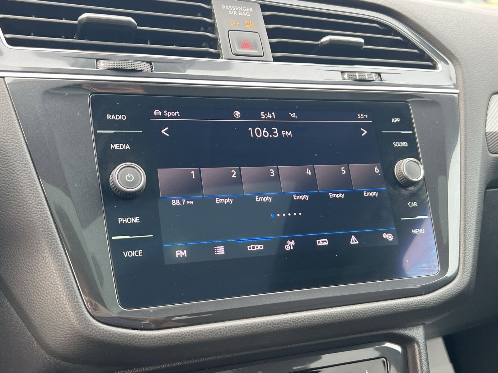 Used 2022 Volkswagen Tiguan SE w/ Panoramic Sunroof Package image 17