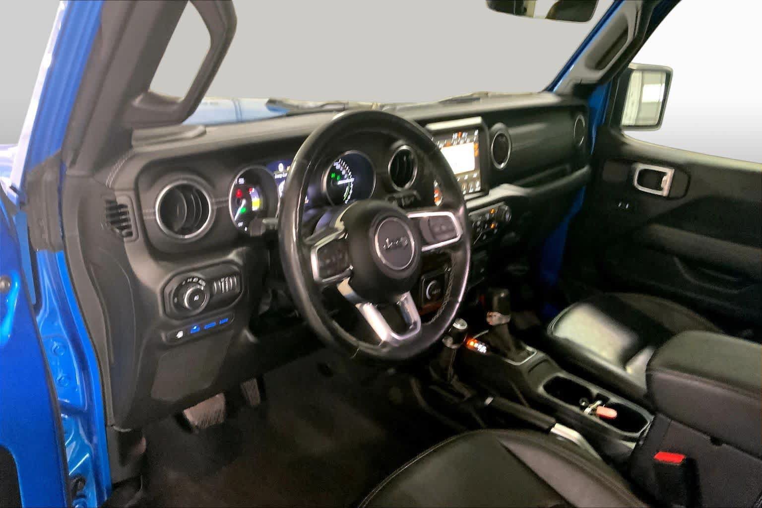 Used 2022 Jeep Wrangler Unlimited Sahara w/ Cold Weather Group AWD/4WD image 17