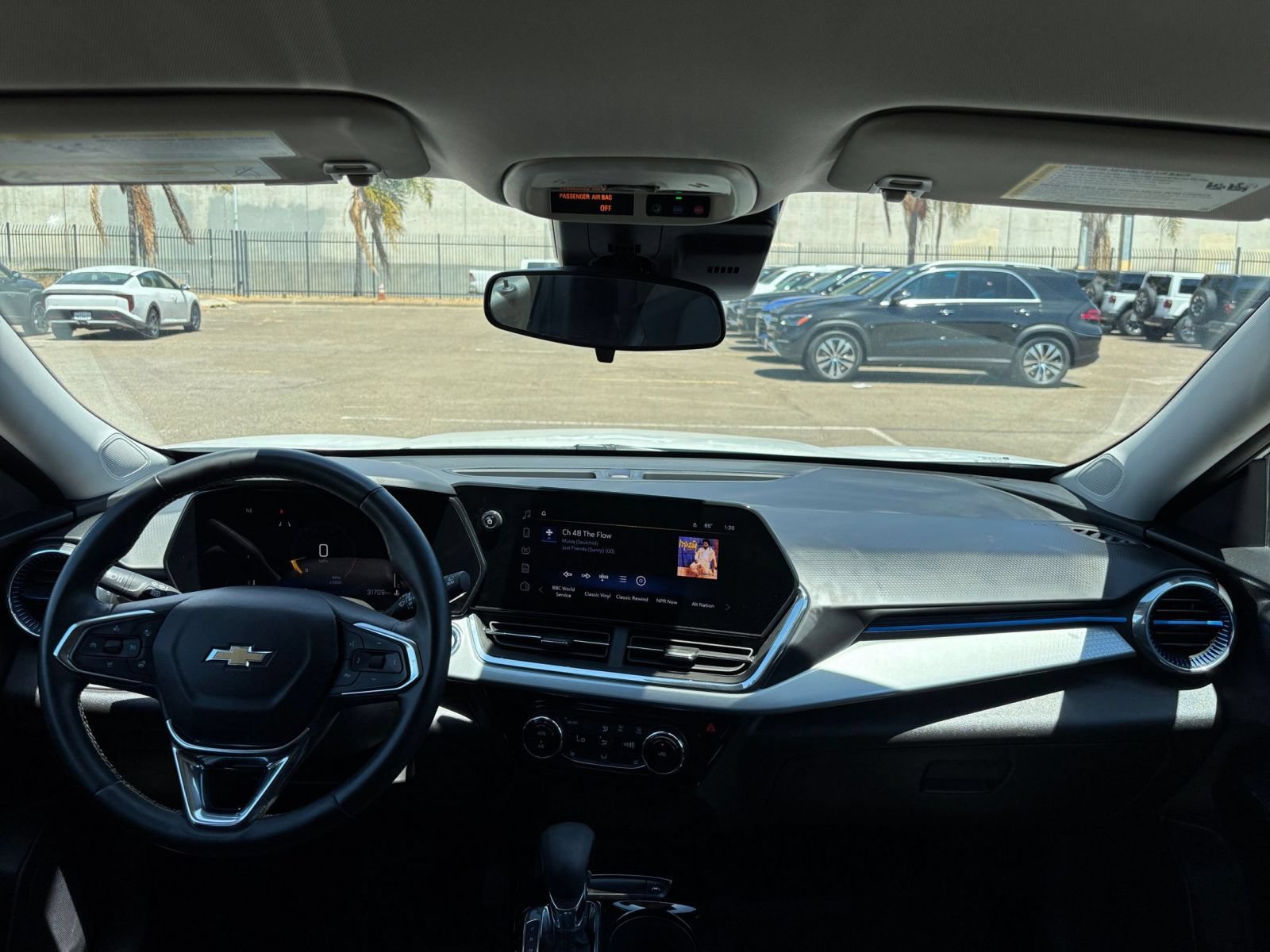 Used 2025 Chevrolet Trax LT w/ LT Convenience Package FWD image 31