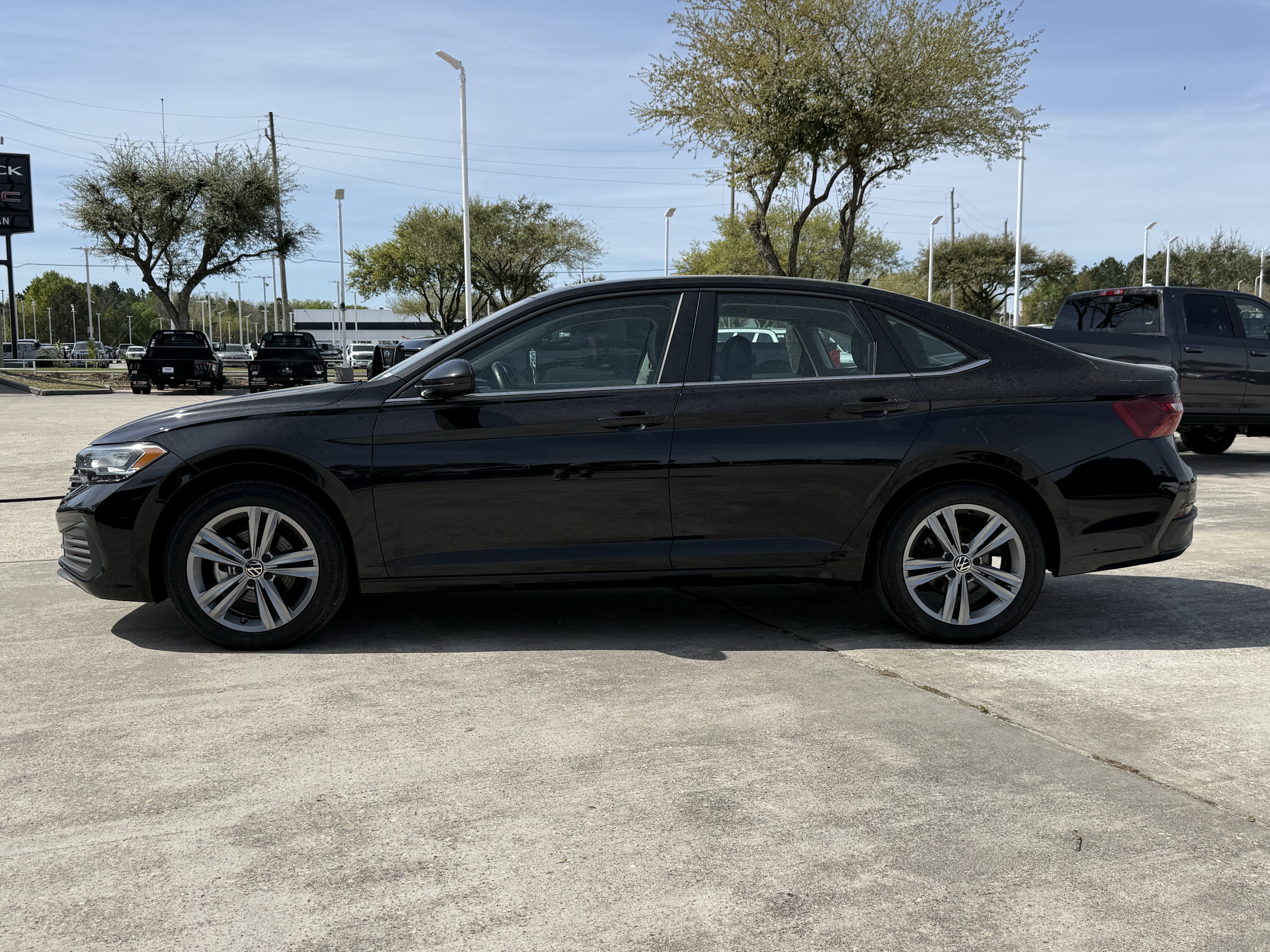 Used 2024 Volkswagen Jetta SE image 9