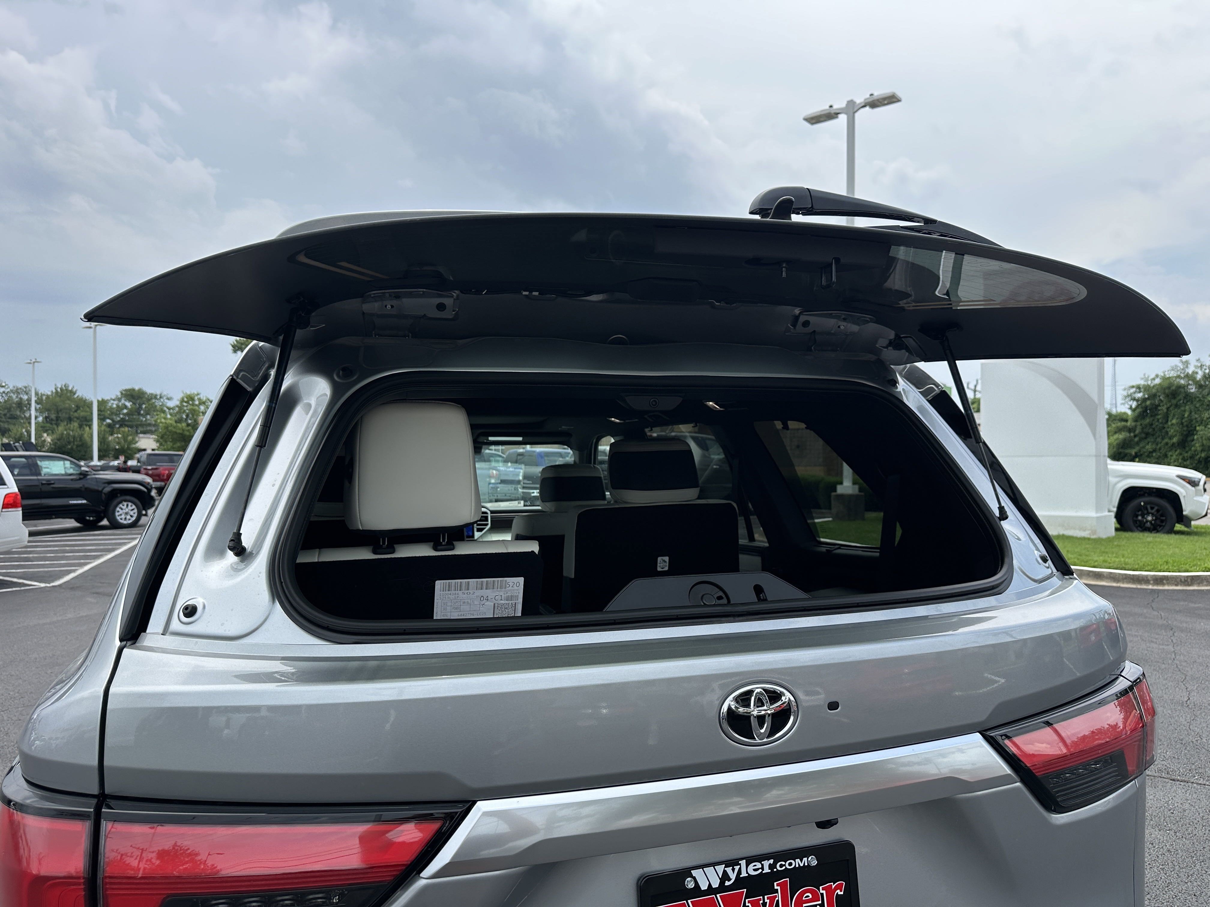 Used 2025 Toyota Sequoia Capstone image 39