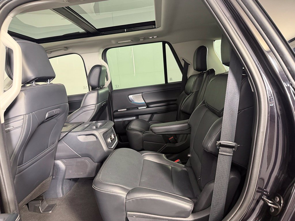 Used 2025 Ford Expedition Platinum AWD/4WD image 18