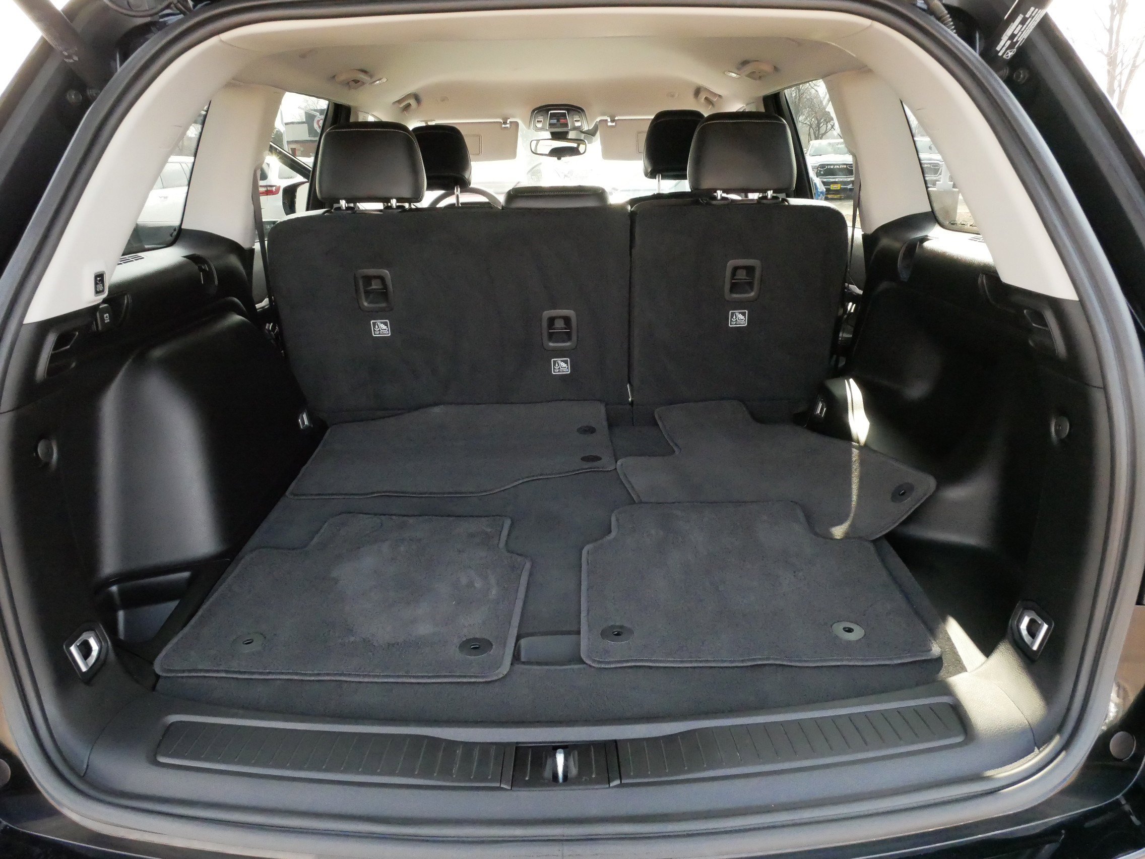 Used 2023 Jeep Grand Cherokee Limited w/ Black Appearance Package image 18