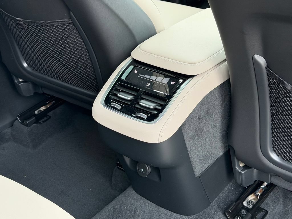New 2026 Volvo XC90 B6 Plus w/ Protection Package Premier AWD/4WD image 12