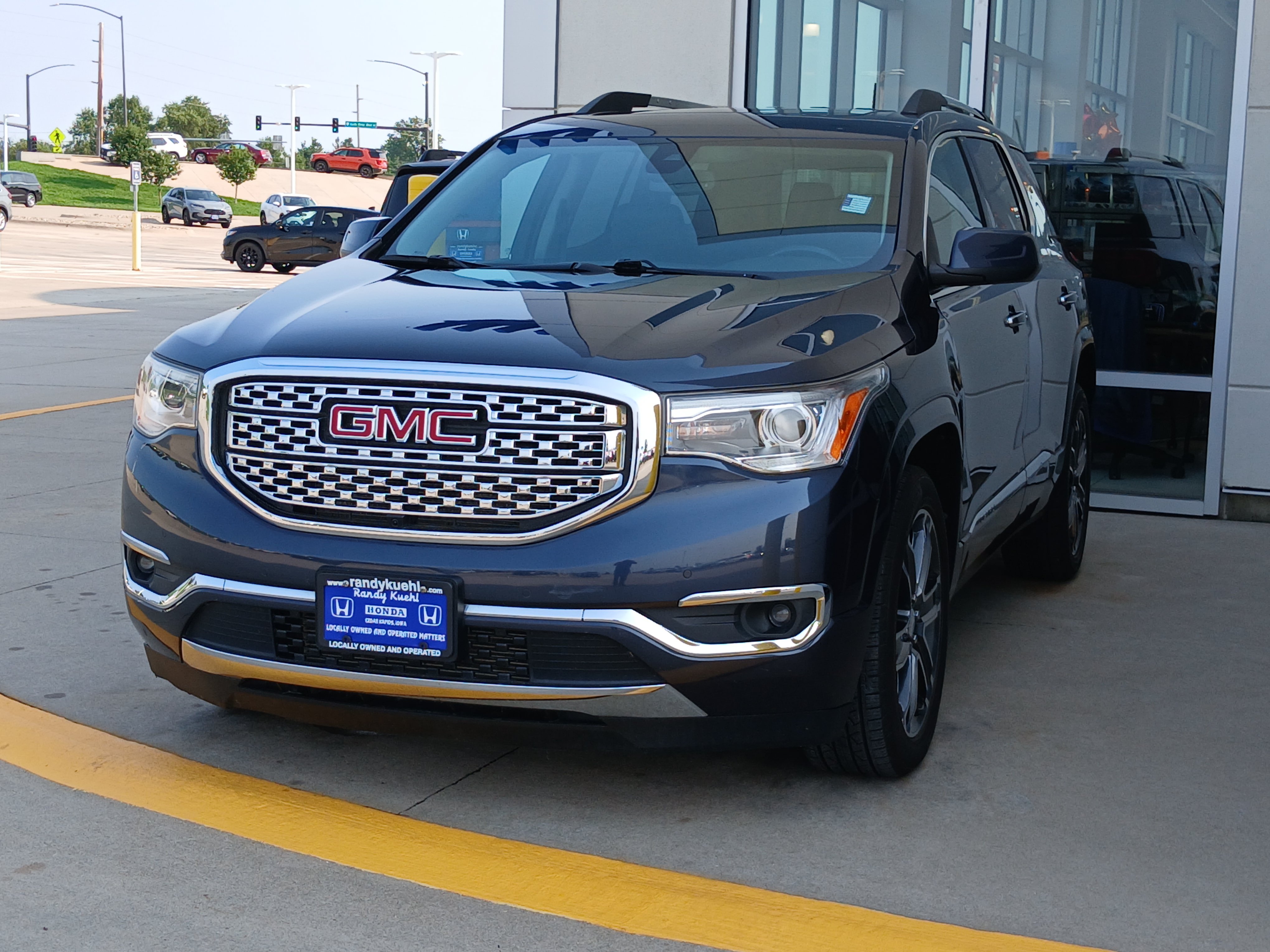 Used 2019 GMC Acadia Denali w/ Technology Package AWD/4WD image 3
