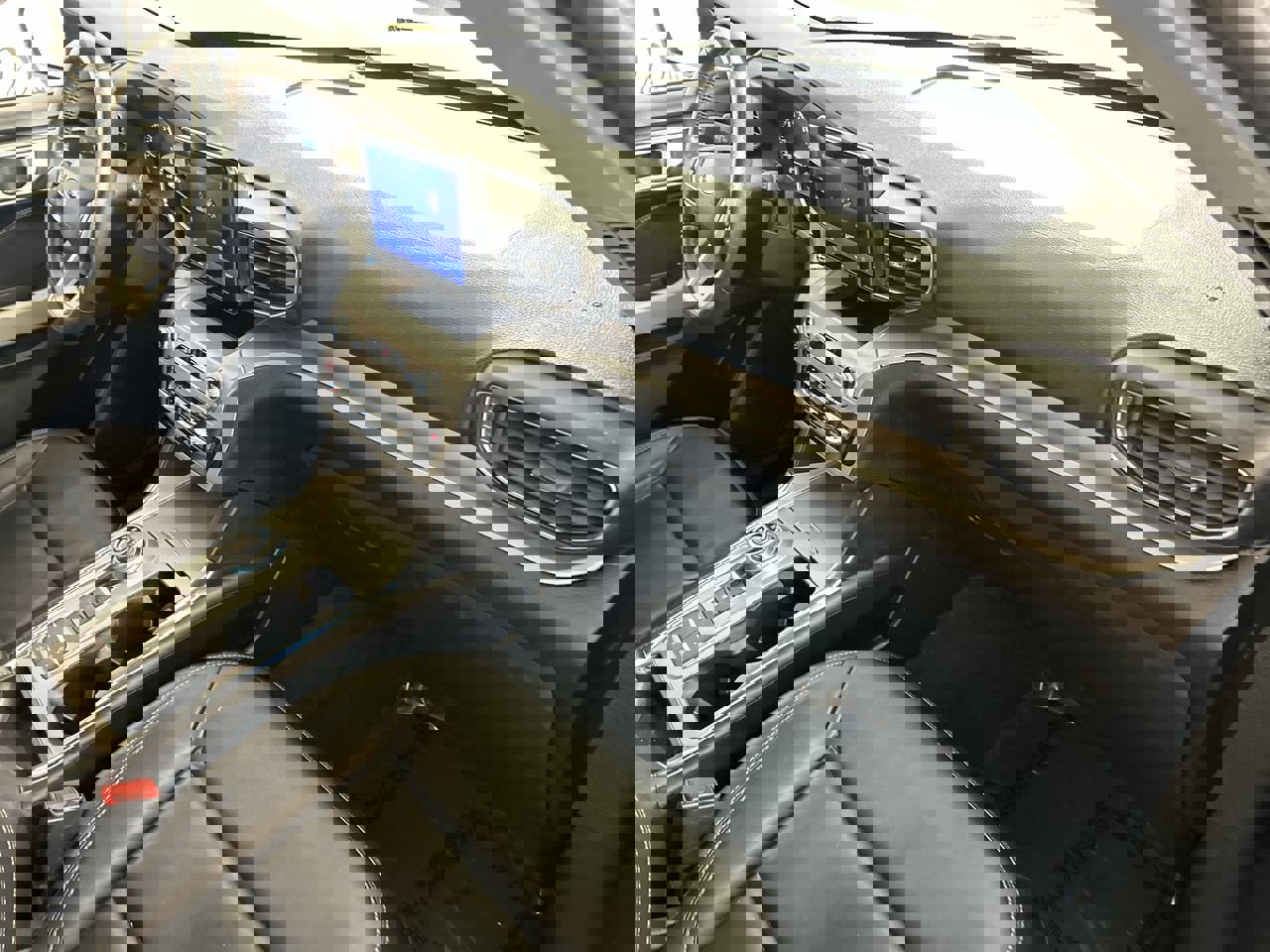 Used 2022 Ford Explorer XLT w/ Equipment Group 202A image 27