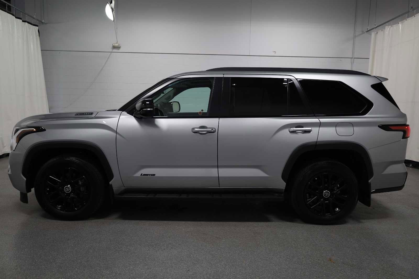 Used 2024 Toyota Sequoia Platinum image 2