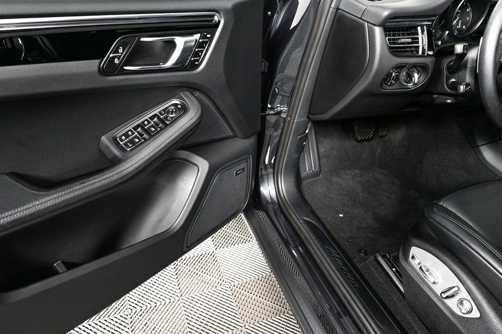 Certified 2025 Porsche Macan image 8