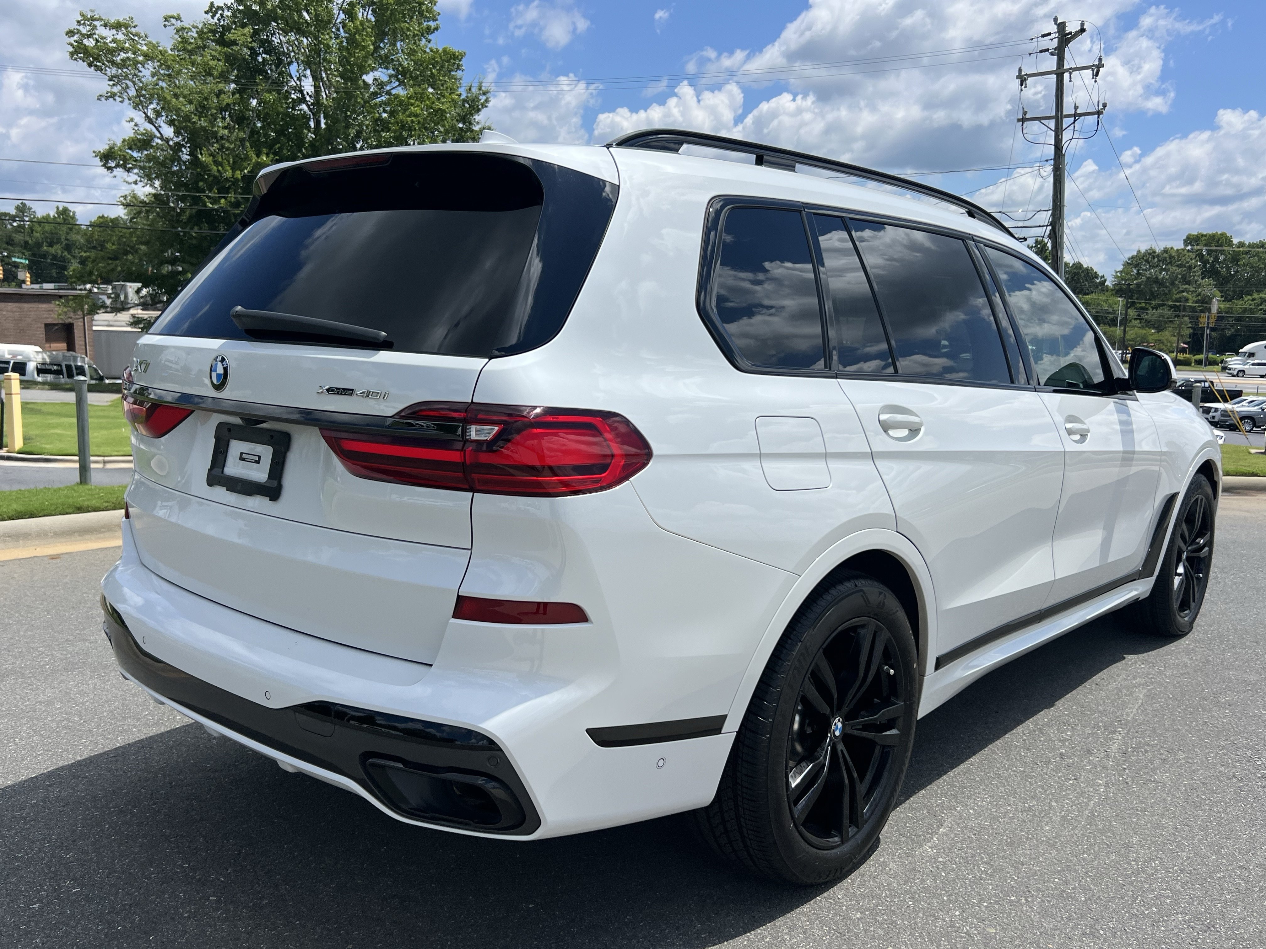 Used 2022 BMW X7 xDrive40i w/ M Sport Package AWD/4WD image 9