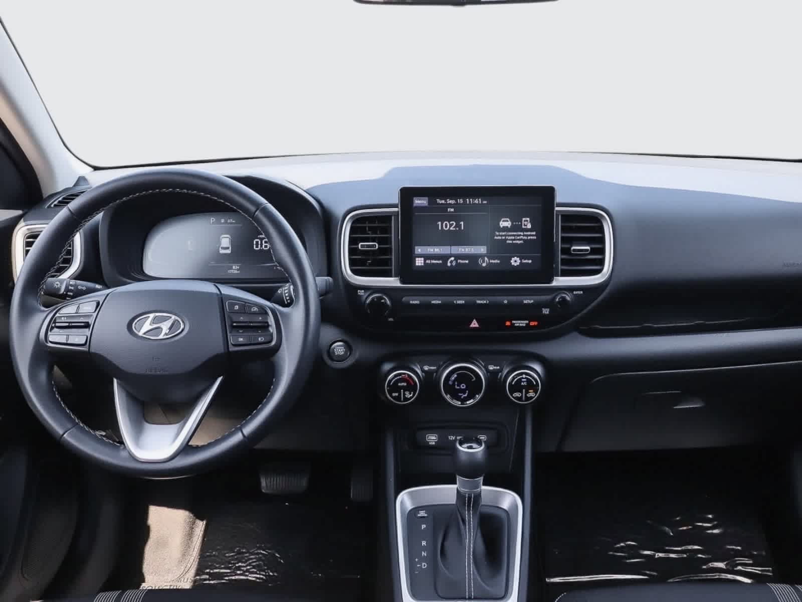 Used 2024 Hyundai Venue SEL FWD image 17