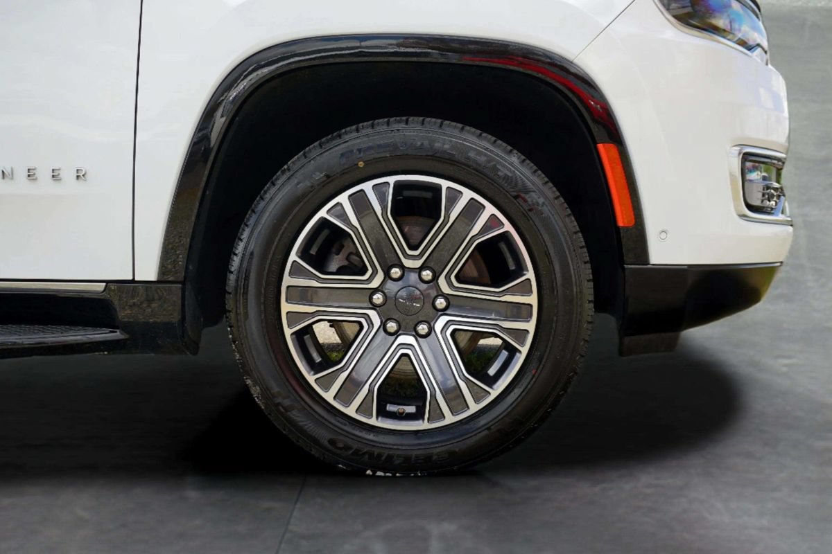 Used 2024 Jeep Wagoneer Series II w/ Flexible Seating Group RWD image 9