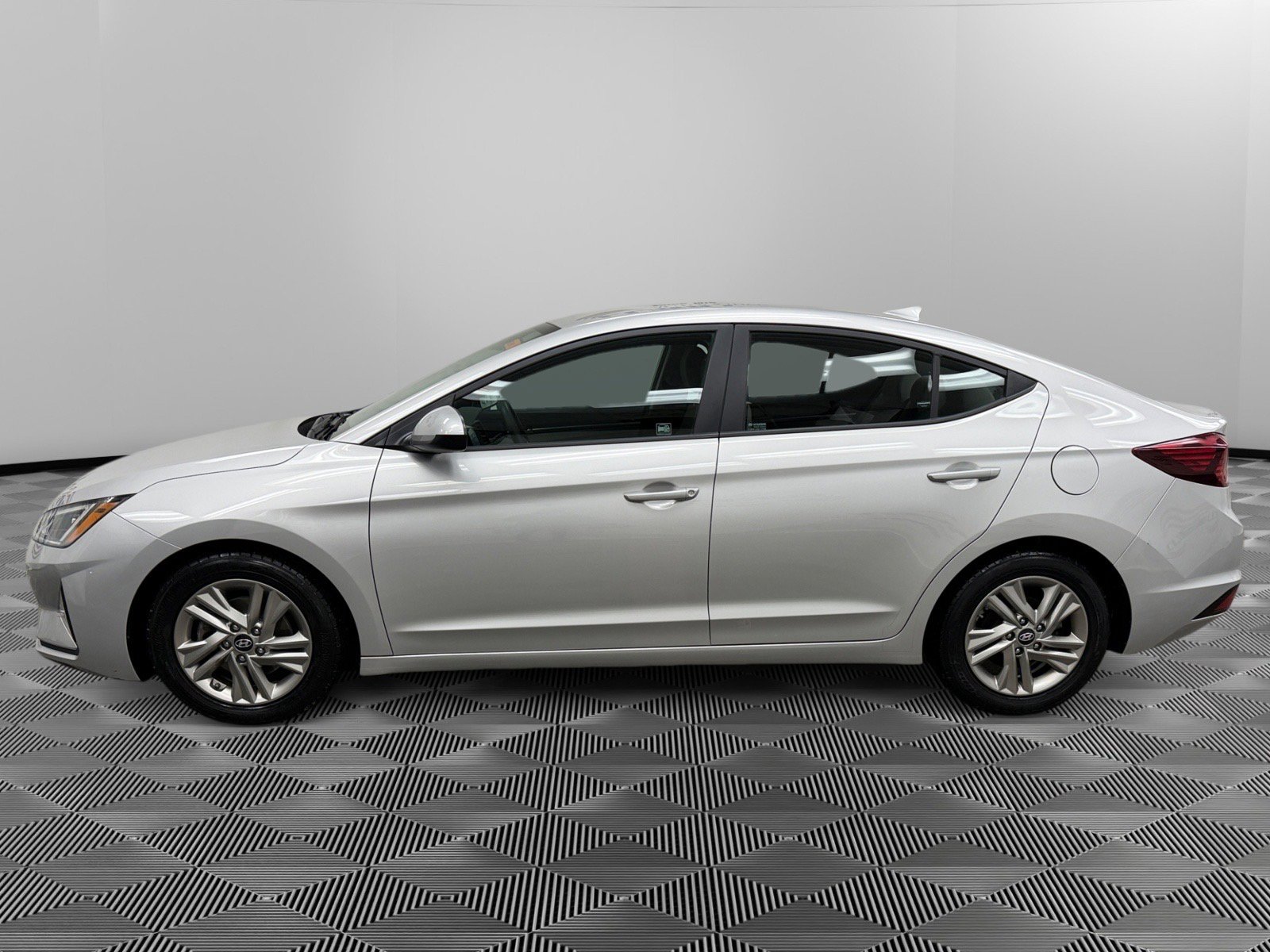 Used 2019 Hyundai Elantra SEL image 2